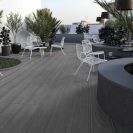 qymh1865bi39386_deck_02_ambiente_deck_ceniza_225x900_terraza_sz7.jpg