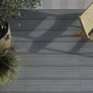 qymh1907bi40490_deck_04_ambiente_detalle_deck_ceniza_225x900_terraza_sz7.jpg