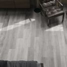qymh2002bi42807_denver_04_ambiente_detalle_denver_grey_20x120_picado_salon_sz8.jpg
